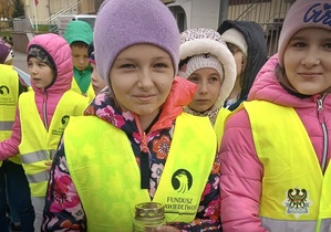 Na zdjęciu policjanci oraz dzieci podczas akcji na ul. Wańkowicza w Wałbrzychu.