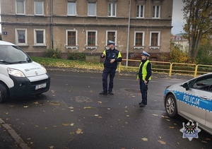 Na zdjęciu policjanci oraz dzieci podczas akcji na ul. Wańkowicza w Wałbrzychu.