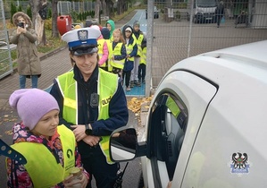 Na zdjęciu policjanci oraz dzieci podczas akcji na ul. Wańkowicza w Wałbrzychu.