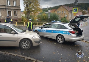 Na zdjęciu policjanci oraz dzieci podczas akcji na ul. Wańkowicza w Wałbrzychu.