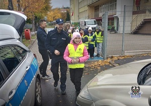 Na zdjęciu policjanci oraz dzieci podczas akcji na ul. Wańkowicza w Wałbrzychu.