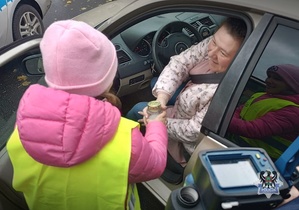 Na zdjęciu policjanci oraz dzieci podczas akcji na ul. Wańkowicza w Wałbrzychu.