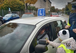 Na zdjęciu policjanci oraz dzieci podczas akcji na ul. Wańkowicza w Wałbrzychu.