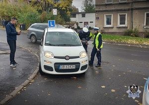 Na zdjęciu policjanci oraz dzieci podczas akcji na ul. Wańkowicza w Wałbrzychu.