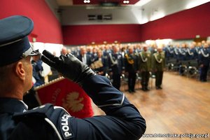 Na zdjęciu policjanci podczas oficjalnej uroczystości.