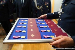 Na zdjęciu policjanci podczas oficjalnej uroczystości.