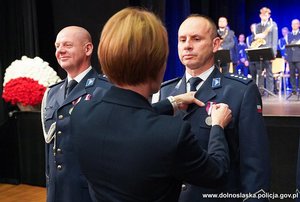 Na zdjęciu policjanci podczas oficjalnej uroczystości.