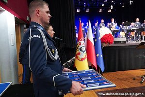 Na zdjęciu policjanci podczas oficjalnej uroczystości.