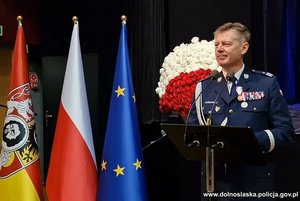 Na zdjęciu policjanci podczas oficjalnej uroczystości.