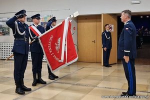 Na zdjęciu policjanci podczas oficjalnej uroczystości.