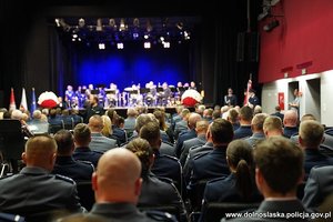 Na zdjęciu policjanci podczas oficjalnej uroczystości.
