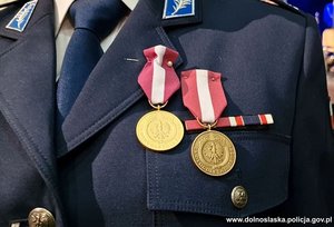 Na zdjęciu policjanci podczas oficjalnej uroczystości.