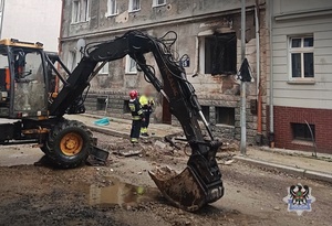 Na zdjęciu budynek, kory uległ uszkodzeniu.