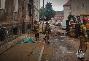 Na zdjęciu budynek, kory uległ uszkodzeniu.