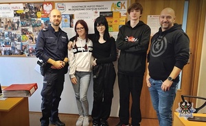 Na zdjęciu policjant z młodzieżom w siedzibie OHP.
