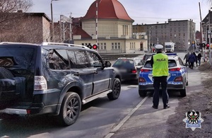 Na zdjęciu policjant w rejonie przejazdu kolejowego.