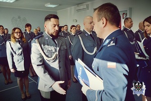 Na zdjęciu policjanci podczas mianowania na wyższe stopnie służbowe.