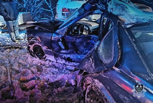 Na zdjęciu uszkodzony w wyniku kolizji drogowej samochód osobowy.