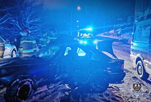 Na zdjęciu uszkodzony w wyniku kolizji drogowej samochód osobowy.