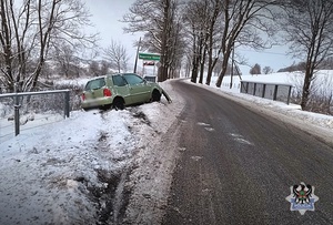 Na zdjęciu uszkodzony w wyniku kolizji drogowej samochód osobowy.