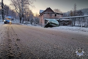 Na zdjęciu uszkodzony w wyniku kolizji drogowej samochód osobowy.