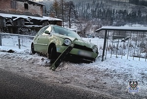 Na zdjęciu uszkodzony w wyniku kolizji drogowej samochód osobowy.