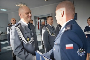 Na zdjęciu policjanci podczas oficjalnej uroczystości mianowania na wyższe stopnie służbowe.