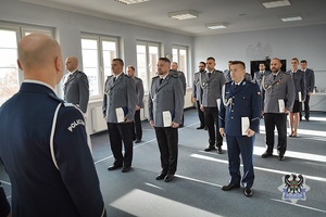 Na zdjęciu policjanci podczas oficjalnej uroczystości mianowania na wyższe stopnie służbowe.