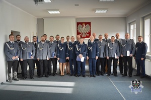 Na zdjęciu policjanci podczas oficjalnej uroczystości mianowania na wyższe stopnie służbowe.