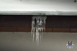 Na zdjęciu sople przy dachu budynku.