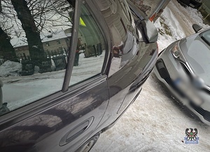 Na zdjęciu nieoznakowany radiowóz oraz kontrolowany samochód.