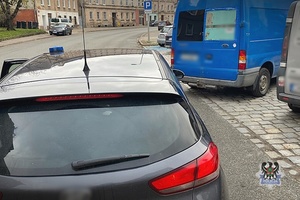 Na zdjęciu nieoznakowany radiowóz oraz kontrolowany samochód dostawczy.