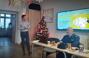 Na zdjęciu organizatorzy debaty oraz jej uczestnicy.