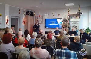 Na zdjęciu organizatorzy debaty oraz jej uczestnicy.