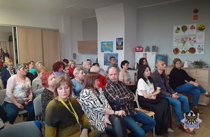 Na zdjęciu organizatorzy debaty oraz jej uczestnicy.