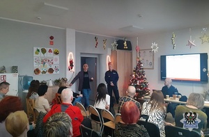 Na zdjęciu organizatorzy debaty oraz jej uczestnicy.