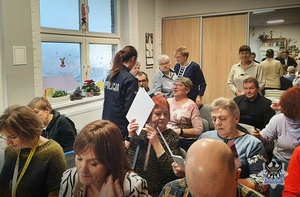 Na zdjęciu organizatorzy debaty oraz jej uczestnicy.