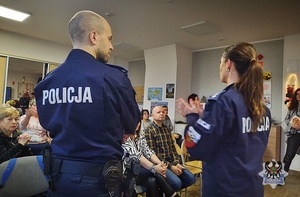 Na zdjęciu organizatorzy debaty oraz jej uczestnicy.