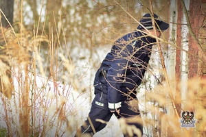 Na zdjęciu policjant w trakcie sprawdzania pustostanów.