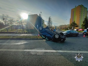 Na zdjęciu uszkodzone samochody i służby ratownicze.
