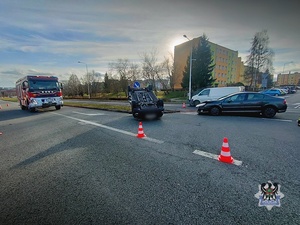 Na zdjęciu uszkodzone samochody i służby ratownicze.