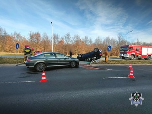 Na zdjęciu uszkodzone samochody i służby ratownicze.