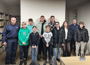 Na zdjęciu policjant z uczestnikami spotkania.