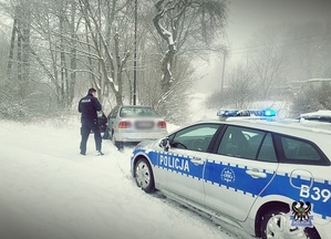 Na zdjęciu radiowóz policyjny w porze zimowej.