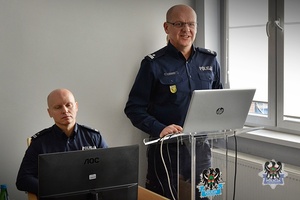 Na zdjęciu policjanci oraz zaproszeni goście podczas odprawy rocznej w gmachu Komendy Miejskiej Policji w Wałbrzychu.