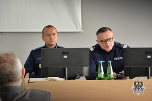 Na zdjęciu policjanci oraz zaproszeni goście podczas odprawy rocznej w gmachu Komendy Miejskiej Policji w Wałbrzychu.