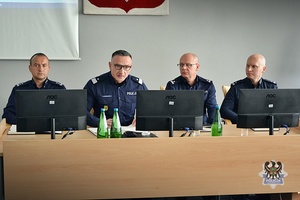 Na zdjęciu policjanci oraz zaproszeni goście podczas odprawy rocznej w gmachu Komendy Miejskiej Policji w Wałbrzychu.