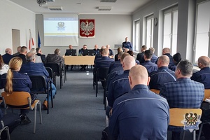 Na zdjęciu policjanci oraz zaproszeni goście podczas odprawy rocznej w gmachu Komendy Miejskiej Policji w Wałbrzychu.