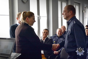 Na zdjęciu policjanci oraz zaproszeni goście podczas odprawy rocznej w gmachu Komendy Miejskiej Policji w Wałbrzychu.