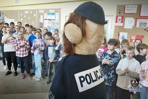 Na zdjęciu policjanci oraz uczestnicy konkursu w szkole muzycznej.